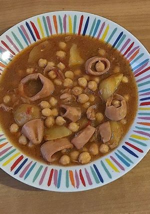 Una foto de Garbanzos con calamares