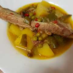 Una foto de Costillas con patatas, judías y guisantes