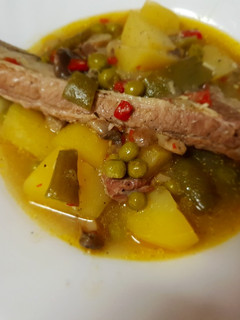 Una foto de Costillas con patatas, judías y guisantes