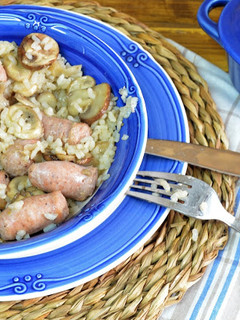 Una foto de Arroz con setas y salchichas