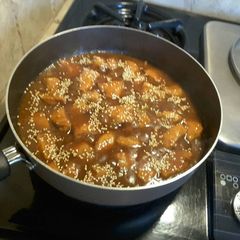 A picture of Sesame chicken.
