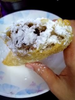 Una foto de Empanadas de pino fritas con azúcar flor 🙉🙊🙈❣️