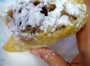 Una foto de Empanadas de pino fritas con azúcar flor 🙉🙊🙈❣️