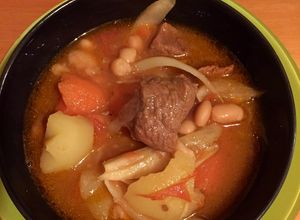 Hình của món Bò hầm đậu trắng rau củ.