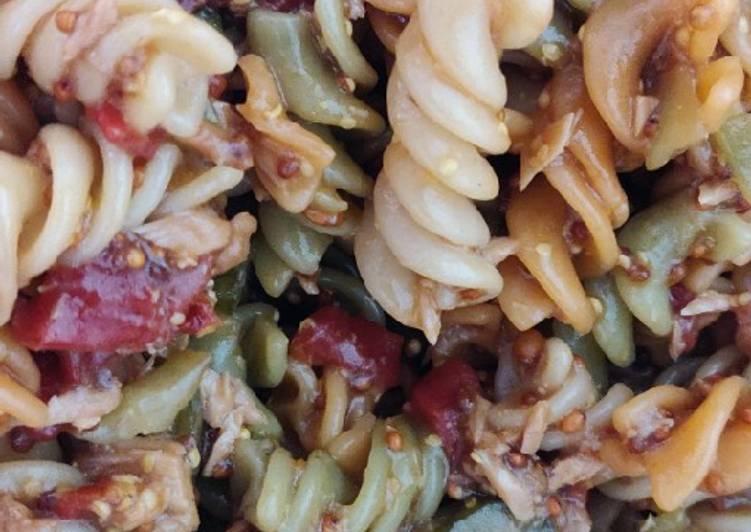 Ensalada fría de pasta con mostaza