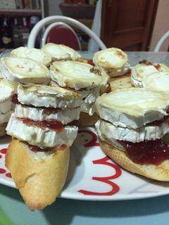 Una foto de Queso de cabra, mermelada de fresa y nueces