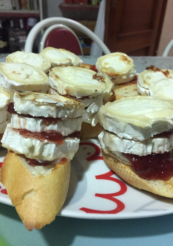 Una foto de Queso de cabra, mermelada de fresa y nueces