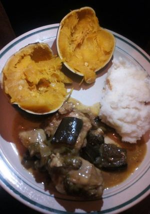 A picture of Chicken curry with brinjal.