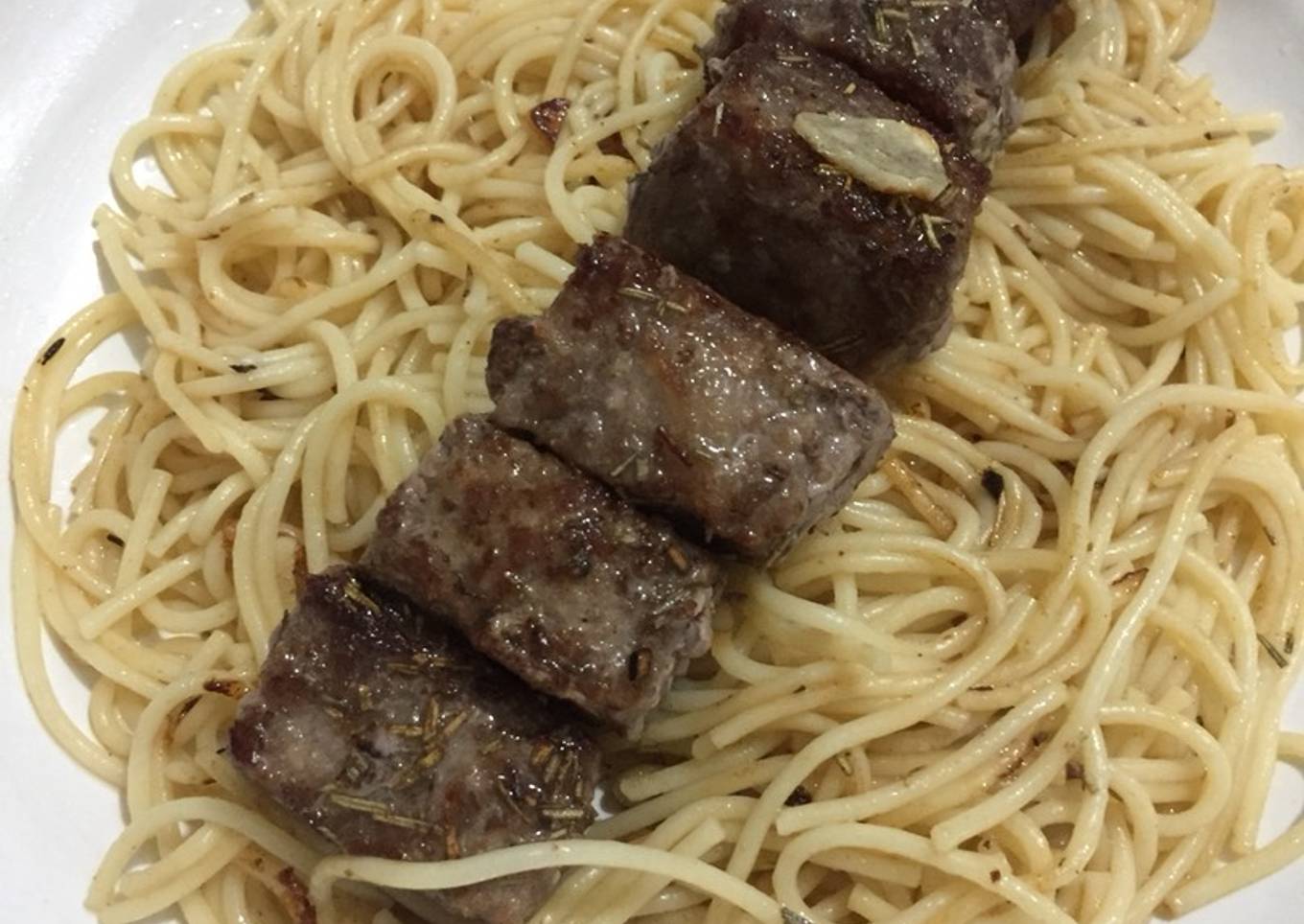 Spaghetti aglio olio with garlic saikoro beef