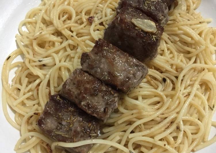 Spaghetti aglio olio with garlic saikoro beef