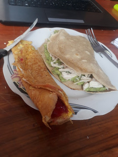 Una foto de Tortilla de avena con palta y pollo