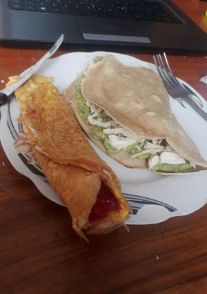 Una foto de Tortilla de avena con palta y pollo