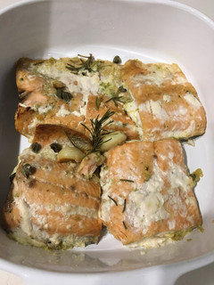 Una foto de Salmon Horneado al Ajillo-Romero-Cilantro