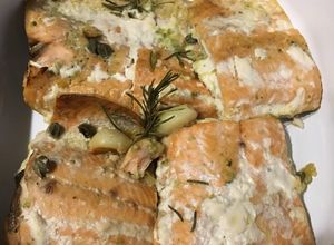 Una foto de Salmon Horneado al Ajillo-Romero-Cilantro