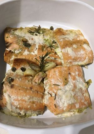 Una foto de Salmon Horneado al Ajillo-Romero-Cilantro