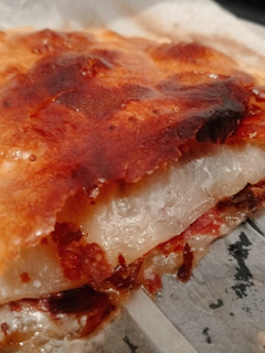 Una foto de Empanada de mascarpone, jamón y dátiles