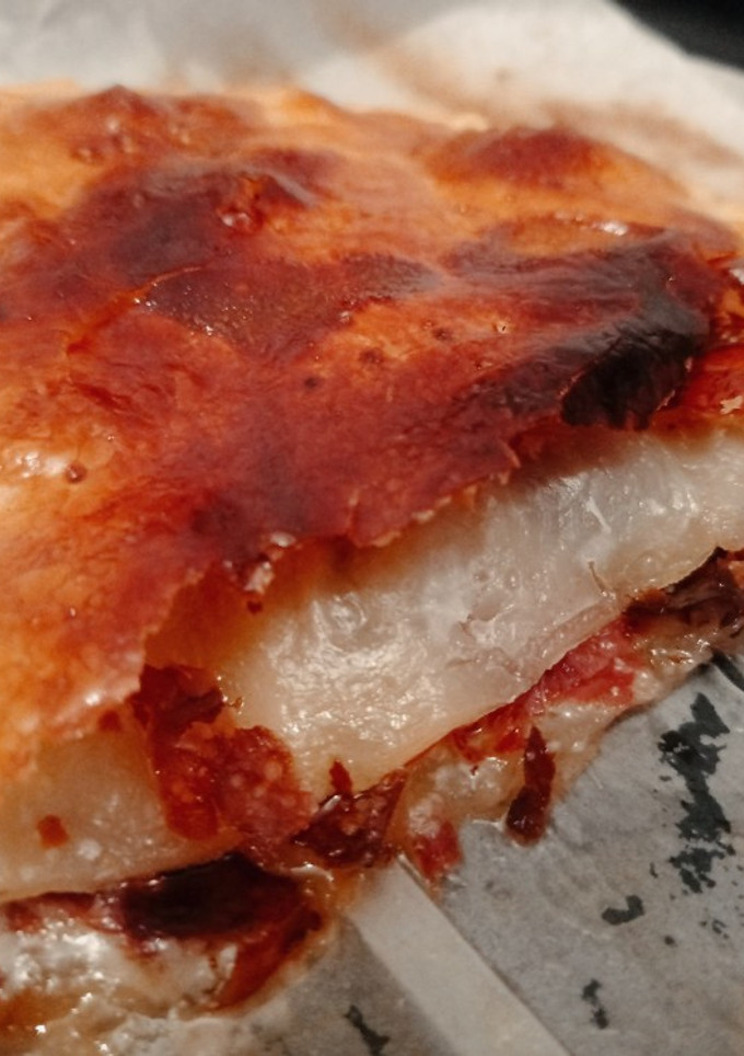 Una foto de Empanada de mascarpone, jamón y dátiles