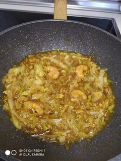Una foto de Salteado asiático con col y gambas 😋