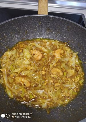 Una foto de Salteado asiático con col y gambas 😋