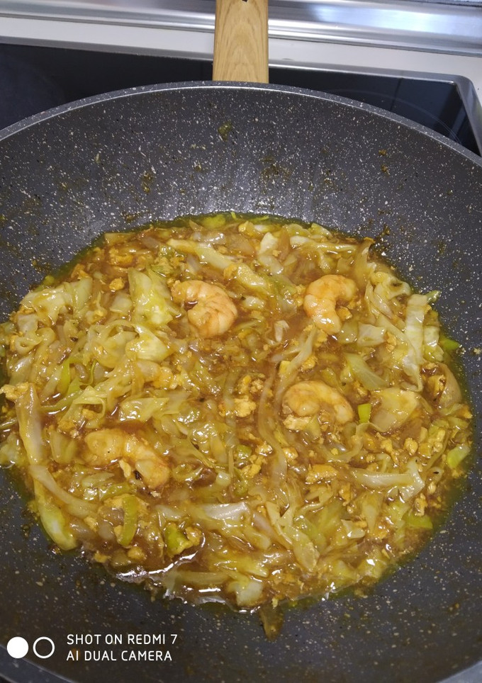 Una foto de Salteado asiático con col y gambas 😋