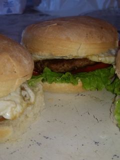 Una foto de Sándwich de hamburguesas caseras 😍