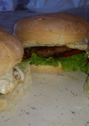 Una foto de Sándwich de hamburguesas caseras 😍