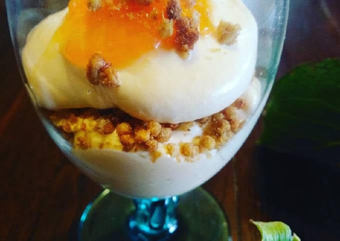 Modo semplice a Preparare Perfetto Mousse ai cachi con granella di biscotti ai cereali