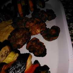 Una foto de Riñoncitos a la parrilla y brochetes de vegetales