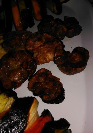 Una foto de Riñoncitos a la parrilla y brochetes de vegetales