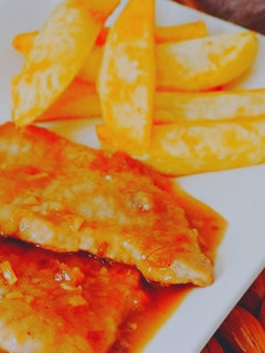 Una foto de Patatas fritas con Filetes de lomo empanado