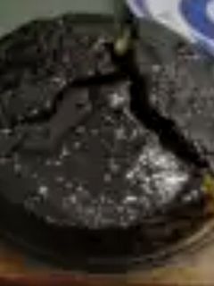 Una foto de Torta de naranja súper húmeda con baño de chocolate brillante