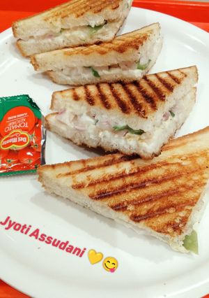 A picture of Grilled Egg cheese sandwich 🥪🥪.
