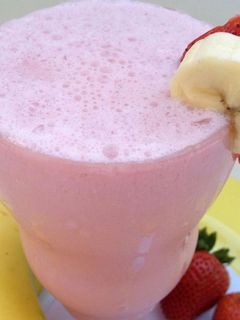 صورة لوصفة عصير فراوله بالموز واللبن 😋🍹