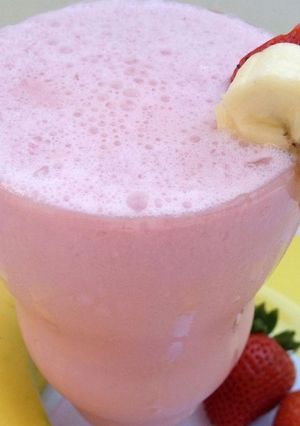 صورة لوصفة عصير فراوله بالموز واللبن 😋🍹