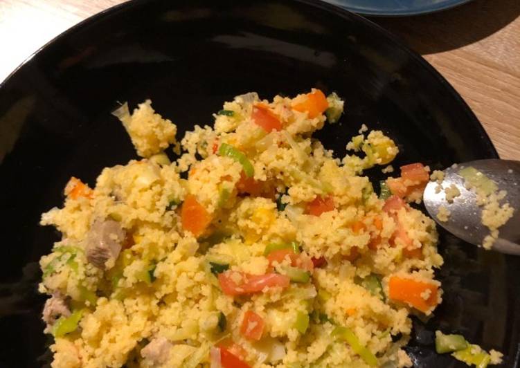 Couscous mit gemischtem Gemüse und Putenfleisch