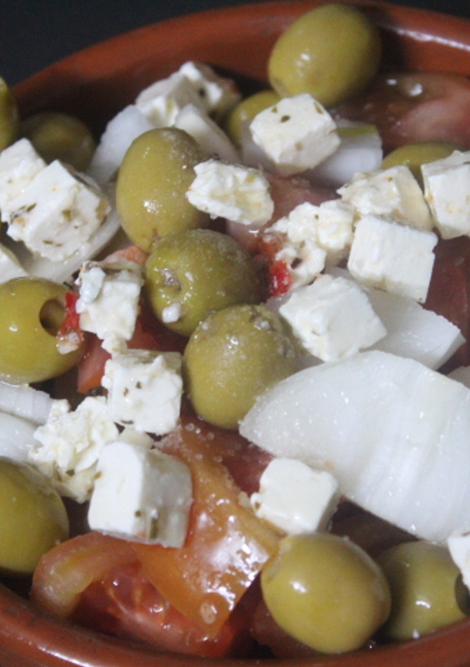 Una foto de Ensalada de queso fresco en aceite