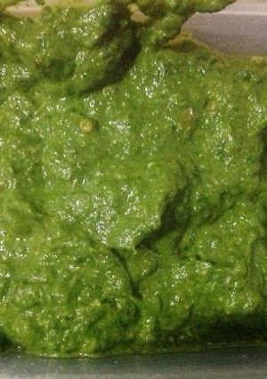 A picture of Spinach Garlic Pizza sauce.