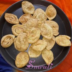 A picture of Farsi (Crispy) Poori Or Lachha Poori.