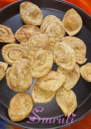 A picture of Farsi (Crispy) Poori Or Lachha Poori.
