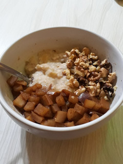 Una foto de Avena con banana, nueces y manzana con canela