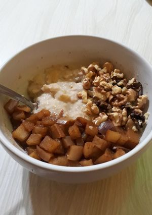Una foto de Avena con banana, nueces y manzana con canela