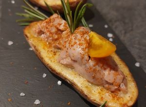 Une photo de Foie de morue pimenté sur pomme de terre fondante
