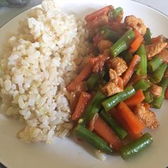 A picture of Chicken, carrot, and green beans stir-fry.