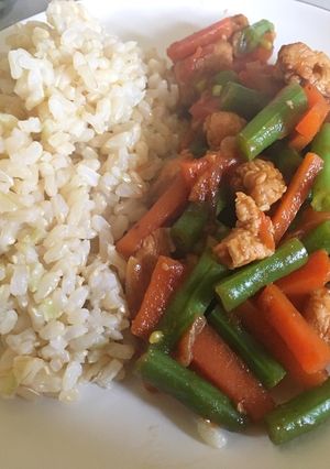 A picture of Chicken, carrot, and green beans stir-fry.