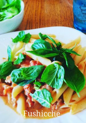 A picture of Tuna and Tomato Pasta with Basils.