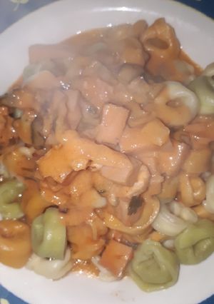 Una foto de Capelettinis con salsa rosa