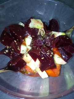 Una foto de Ensalada de remolacha con aliño de limón y Albahaca