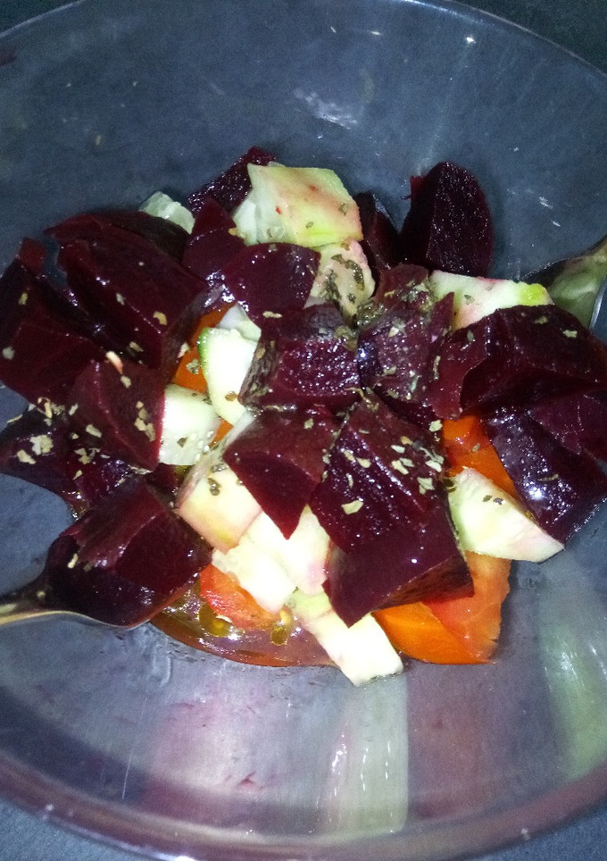 Una foto de Ensalada de remolacha con aliño de limón y Albahaca