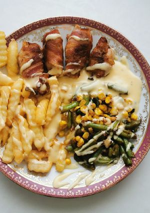 Bacon-be tekert csirkemell holland mártásal és zöldségekkel recept fotója