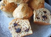Une photo de muffin salé olives